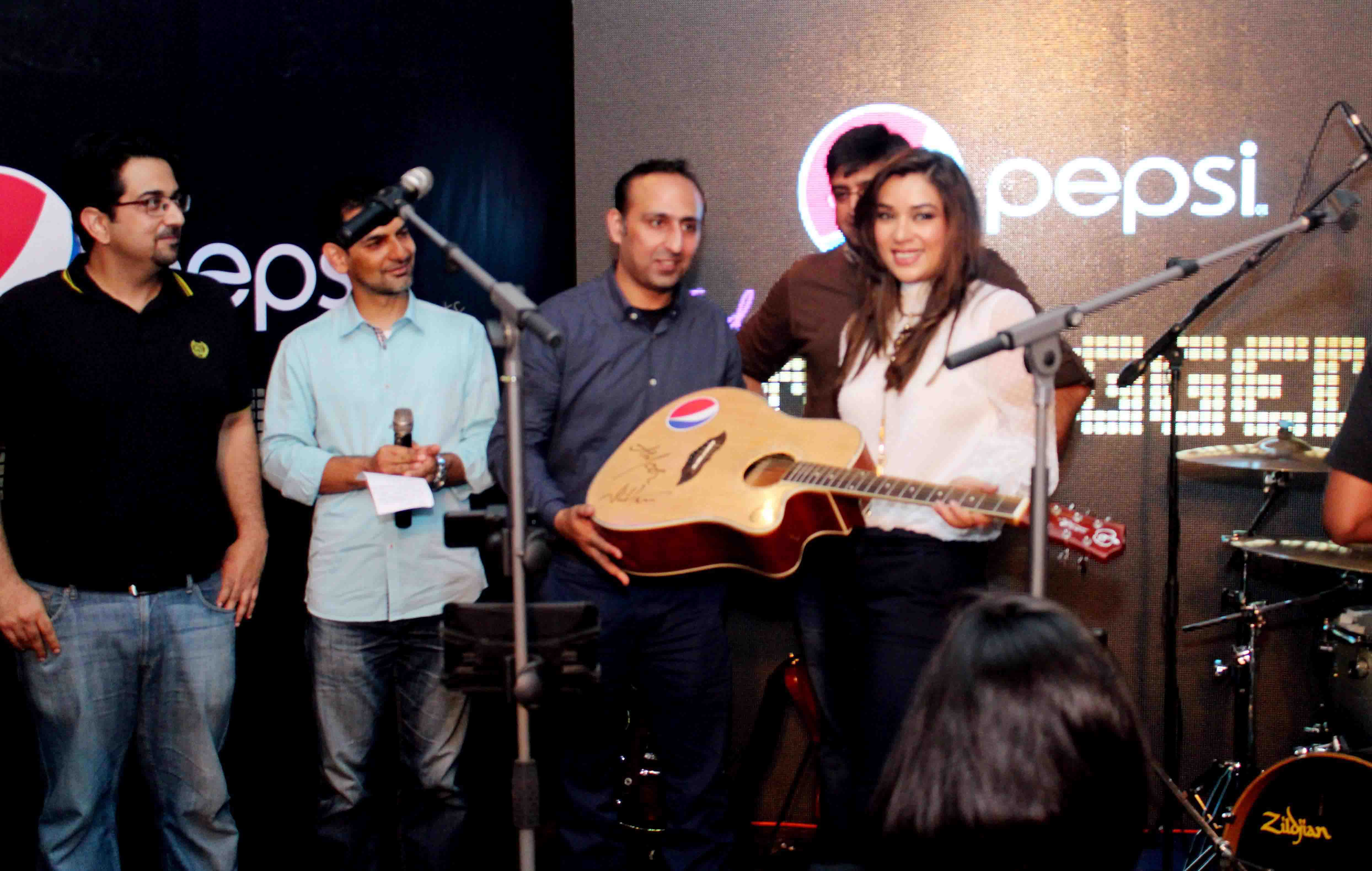 Komal Rizvi recieving guitar from Ali Rauf, Junaid Zafar, Wasif Khan & Pepsi Team